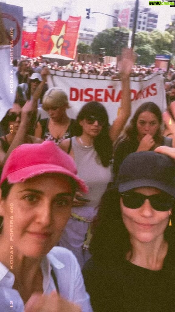Julieta Díaz Instagram - Con mi amiga y compañera maravillosa @celinafont y el gran colectivo de cineastas argentinos en la plaza por la Verdad, Memoria y Justicia. Por nuestro trabajo que siempre podemos mejorar pero nunca destruir! Qué fuerza abrazarnos todos y todas allí 🇦🇷💪🏽🎬❤️