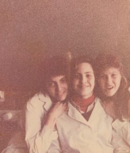 Julieta Díaz Instagram - 🇦🇷 En la primera con Marce y Vale en el aula de 7mo D con pizarrón verde de fondo en la escuela Juan De Garay en San Telmo ❤️ 🇦🇷 En las siguientes egresando de la secundaria República del Líbano en Barracas. Elegíamos de quién recibir el diploma y a quién dárselo. Yo elegí a mi profe Pujol y se lo di a mi abuela Celia que llora sin parar de la emoción de que su única nieta termine la secundaria como ella no pudo 🙏🏽 Gracias a la Educación Pública por tanto 🇦🇷 🇦🇷🙏🏽❤️