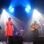 Julieta Díaz Instagram - Aquí está nuestro dúo con toda la banda a pleno en la bella @sala_zitarrosa en el concierto del pasado sábado en la querida Montevideo 🇺🇾❤️🎶 Muchas gracias a todos y todas por acercarse y compartir ese momento! y Muchas gracias al equipo maravilloso que hizo posible este toque divino! 🙏🏽 En breve desembarca toda la banda en CABA 🇦🇷 para tocar este jueves 23/11 a las 20hs puntual en @bebopclub ❤️🎶🥂 “Río es, en tiempos de singles y feats oportunistas, un disco en serio. Una obra que se escucha, se lee, se siente como una unidad, donde el amor, el tiempo y los sueños atraviesan las composiciones casi obsesivamente, y eso es una buena noticia. Acaso no hay poesía, no hay canción que atraviese los días que no hable de estos dolores. En horas de barro y turbulencia, Río milita —e invita a militar— por la belleza”. Jorge Costigliolo Entradas en link de nuestras bios 🎫☝🏽 📸 @patatorresmazza