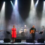 Julieta Díaz Instagram - Aquí está nuestro dúo con toda la banda a pleno en la bella @sala_zitarrosa en el concierto del pasado sábado en la querida Montevideo 🇺🇾❤️🎶 Muchas gracias a todos y todas por acercarse y compartir ese momento! y Muchas gracias al equipo maravilloso que hizo posible este toque divino! 🙏🏽 En breve desembarca toda la banda en CABA 🇦🇷 para tocar este jueves 23/11 a las 20hs puntual en @bebopclub ❤️🎶🥂 “Río es, en tiempos de singles y feats oportunistas, un disco en serio. Una obra que se escucha, se lee, se siente como una unidad, donde el amor, el tiempo y los sueños atraviesan las composiciones casi obsesivamente, y eso es una buena noticia. Acaso no hay poesía, no hay canción que atraviese los días que no hable de estos dolores. En horas de barro y turbulencia, Río milita —e invita a militar— por la belleza”. Jorge Costigliolo Entradas en link de nuestras bios 🎫☝🏽 📸 @patatorresmazza
