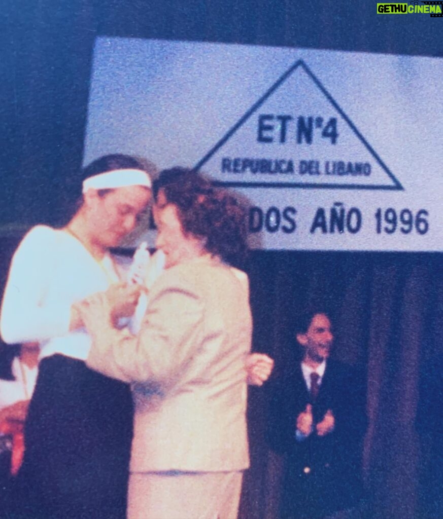 Julieta Díaz Instagram - 🇦🇷 En la primera con Marce y Vale en el aula de 7mo D con pizarrón verde de fondo en la escuela Juan De Garay en San Telmo ❤️ 🇦🇷 En las siguientes egresando de la secundaria República del Líbano en Barracas. Elegíamos de quién recibir el diploma y a quién dárselo. Yo elegí a mi profe Pujol y se lo di a mi abuela Celia que llora sin parar de la emoción de que su única nieta termine la secundaria como ella no pudo 🙏🏽 Gracias a la Educación Pública por tanto 🇦🇷 🇦🇷🙏🏽❤️