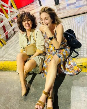 Julieta Díaz Instagram - Ya estamos en @netflixlat @chenetflix !!!! 🍿

Vayan a disfrutar y a matarse de risa! 🤣❤️🔥🎬🇦🇷

Aquí en este carrete algunas postales del amor y cine que nos une 🎬❤️ (algunos de nosotrxs nomás en las fotos, pero tanta gente hermosa hizo esta película 🙏🏽 lxs quiero!) 

Y atención! 😁 si les gustó (no tengo dudas qué sí!) hagan doble click de pulgar para arriba! 👍👍😉😚

Gracias por estar ahí siempre! 🙏🏽😙

Besos y besos y besos 💋💋💋