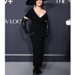 Juliette Binoche Instagram - The NEW-YORK PREMIERE last night 🖤 #TheNewLook @appletv Coming out on February 14th Miaou 🐈‍⬛ 😎 Look @dior @mariagraziachiuri Stylism @jonathan_huguet Makeup @celine_planchenault Hair @sergenormant With ♥️ @maisie_williams @mendelsohnben #johnmalkovitch @glennclose #toddadamkessler @claesbang