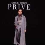 Juliette Binoche Instagram - Au défilé haute couture @giorgioarmani ❤️‍🔥🇮🇹et immense plaisir de revoir Melanie Laurent depuis PARIS de Cédric Klapish ! 📷n&b richardgianorio