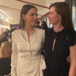 Juliette Binoche Instagram - Bravo Benoît je suis si heureuse pour toi et bravo lumineuse Virginie, une soirée remplie par l’émotion avec l’intervention de Golshifteh, si déchirante. Je n’ai pas pu m’empêcher de me lever au moment où Jamel commençait à ricaner sur les films d’auteur, même avec toutes les libertés que le stand up comics peut prendre, les films d’auteurs sont fragiles, difficiles à faire, nous avons la chance de pouvoir avoir une diversité formidable de films en France grâce aux diverses aides financières que le monde nous envie. Toute diversité doit s’exprimer. Non ! Désolé Jamel avec tout le respect et l’amour que j’ai pour toi, et tu le sais, je ne suis pas d’accord pour te laisser dénigrer ce cinéma là, ni ceux qui prennent le risque de le faire, c’est trop facile. Le cinéma d’auteur apporte un regard singulier, parfois nouveau, des tangentes différentes, qui a parfois des difficultés à trouver son public, qui fait moins d’entrées qu’Astérix, mais qui le trouve aussi. Et c’est bien comme ça. Donc non pas de ricanement. De la tolérance, et un peu d’appréciation des différences. ✨ T’as de la chance que je ne sois pas la sœur de Will Smith ;-) Morale de l’histoire : on ne peut pas dire n’importe quoi (même aux Césars !? Ben ouais)