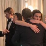 Juliette Binoche Instagram - Bravo Benoît je suis si heureuse pour toi et bravo lumineuse Virginie, une soirée remplie par l’émotion avec l’intervention de Golshifteh, si déchirante. Je n’ai pas pu m’empêcher de me lever au moment où Jamel commençait à ricaner sur les films d’auteur, même avec toutes les libertés que le stand up comics peut prendre, les films d’auteurs sont fragiles, difficiles à faire, nous avons la chance de pouvoir avoir une diversité formidable de films en France grâce aux diverses aides financières que le monde nous envie. Toute diversité doit s’exprimer. Non ! Désolé Jamel avec tout le respect et l’amour que j’ai pour toi, et tu le sais, je ne suis pas d’accord pour te laisser dénigrer ce cinéma là, ni ceux qui prennent le risque de le faire, c’est trop facile. Le cinéma d’auteur apporte un regard singulier, parfois nouveau, des tangentes différentes, qui a parfois des difficultés à trouver son public, qui fait moins d’entrées qu’Astérix, mais qui le trouve aussi. Et c’est bien comme ça. Donc non pas de ricanement. De la tolérance, et un peu d’appréciation des différences. ✨ T’as de la chance que je ne sois pas la sœur de Will Smith ;-) Morale de l’histoire : on ne peut pas dire n’importe quoi (même aux Césars !? Ben ouais)