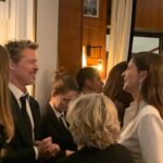 Juliette Binoche Instagram - Bravo Benoît je suis si heureuse pour toi et bravo lumineuse Virginie, une soirée remplie par l’émotion avec l’intervention de Golshifteh, si déchirante. Je n’ai pas pu m’empêcher de me lever au moment où Jamel commençait à ricaner sur les films d’auteur, même avec toutes les libertés que le stand up comics peut prendre, les films d’auteurs sont fragiles, difficiles à faire, nous avons la chance de pouvoir avoir une diversité formidable de films en France grâce aux diverses aides financières que le monde nous envie. Toute diversité doit s’exprimer. Non ! Désolé Jamel avec tout le respect et l’amour que j’ai pour toi, et tu le sais, je ne suis pas d’accord pour te laisser dénigrer ce cinéma là, ni ceux qui prennent le risque de le faire, c’est trop facile. Le cinéma d’auteur apporte un regard singulier, parfois nouveau, des tangentes différentes, qui a parfois des difficultés à trouver son public, qui fait moins d’entrées qu’Astérix, mais qui le trouve aussi. Et c’est bien comme ça. Donc non pas de ricanement. De la tolérance, et un peu d’appréciation des différences. ✨ T’as de la chance que je ne sois pas la sœur de Will Smith ;-) Morale de l’histoire : on ne peut pas dire n’importe quoi (même aux Césars !? Ben ouais)
