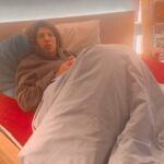 Juliette Tresanini Instagram - Bilan de fin de journée très … productive… En vrai, c’est comme ça que je bosse le mieux et oui je fais du sport mais je ne transpire pas ! Tu vas faire quoi 😉 #teamsansodeur #teamtravailaulit #teaminsta #comedy #comedie