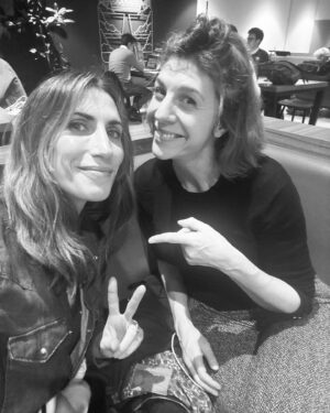 Juliette Tresanini Instagram - 3 heures d’attente à la gare en bonne compagnie ! Je tiens à m’excuser auprès des 2 messieurs de derrière qui ont eu beaucoup de mal à terminer leurs tableaux Excel ! Pardon mais qu’est ce que c’était bon … 
Merci à la machine à café du salon grand voyageur et merci la vie parce que c’est bien là que tout commence ! 
#retrouvailles #beaucoupdemotsparminutes #vivelagaredelyon
