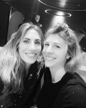 Juliette Tresanini Instagram - 3 heures d’attente à la gare en bonne compagnie ! Je tiens à m’excuser auprès des 2 messieurs de derrière qui ont eu beaucoup de mal à terminer leurs tableaux Excel ! Pardon mais qu’est ce que c’était bon … 
Merci à la machine à café du salon grand voyageur et merci la vie parce que c’est bien là que tout commence ! 
#retrouvailles #beaucoupdemotsparminutes #vivelagaredelyon