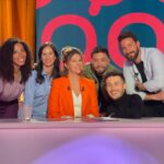 Juliette Tresanini Instagram - Samedi 21h je vous donne rendez-vous sur @lachaineteva pour une émission spéciale “les hommes après me too”, pour l’occasion, on leur a laissé le plateau, on allait pas non plus les “womansplainer”😉 👩‍🦰: @yorendelola 💋: @cassandremakeup Stylisme : @mailan_stylist Veste 🍊: @pallasparis