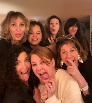 Juliette Tresanini Instagram - Si on était dans « LOL: qui rit,sort ! », je serais partie en  premier, quoique 😉
Et oui , le samedi c’est David Bowie !