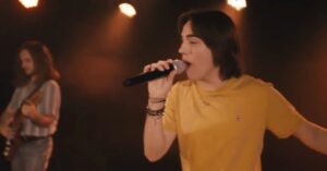Juliette Tresanini Instagram - TEASER de mon dernier film que j'ai écrit et réalisé ✌🏻

Il traite du harcèlement scolaire, de la passion artistique et du courage de poursuivre ses rêves. Interprété par le talentueux @maxencemusicoff qui m'a fait confiance avec la sortie de son 1er single "Aime-moi" 🎶 avec une première expérience devant la caméra et 120% d'énergie. Big up à toi 🙌🏻💥 et la rayonnante @juliettetresanini en guest 😘

En compétition au @nikonfilmfestival 
Produit par @bigtime_prod ⚡

Une version longue est en cours de post-prod.
Faites tourner !!!

#shortfilm #cinema #drama #passion #nikonfilmfestival #musical