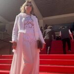 Juliette Tresanini Instagram - Premier jour à Cannes, ressenti une semaine ! Les pauses n’existent pas, mes meilleurs compagnons de route: une bonne paire de baskets et une bouteille d’eau (quelques Dolipranes parce que… voilà quoi ) . Je vous parlerai des films chanmés que j’ai vu et des rencontres folles aussi mais avant tout , je tenais à remercier @sylvie_illustre_vip_cannes pour cette invitation magique, ainsi que @maisonrochel que j’ai choisi pour ses tenues si originales et élégantes . Les pièces sont somptueuses , je vous recommande Dana, cette fée de la dentelle qui fait de moi une version instagramable et glamour 😉 Voilà pour le premier jour de ce festival de fou … à demain pour de nouvelles aventures … Merci @morganejackson.makeup.cannes @julien.g.hair pour la mise en beauté , @xbengarnierx que les gens prennent souvent pour Gael Garcia Bernal , merci @brutofficiel pour la meilleure soirée de la Croisette ainsi que @arianderson8685 tout ça n’aurait pas la même saveur (toi-même tu sais)