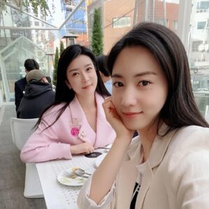 Jung Woo-yeon Instagram - 여유로운 주말 🥂 #CHEERS 😁