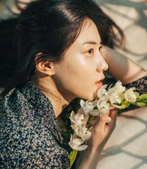 Jung Woo-yeon Instagram - 작가님과의 작업은 새롭고 흥미롭다.  바쁜 스케줄속에 하루가 어찌 가는줄도 모르게 정신없이 살다, 작품이 끝남과동시에 #나 라는 사람은 , 꽃과 식물의 아름다움이 좋아 그 순간을 한가로이 즐기고 만져보고 다듬는다. 그의 섬세한 사진에 순간을 기꺼이 즐기는 나와 #꽃 들로 모습을 담을 수 있어 참 행복한 순간 이었다. #여유 가 주는 행복은 모든 순간이 #아름답고소중하다 #다른모든사람들도나만의여유를즐기기를 #서양란 #제가제일좋아하는꽃입니다.