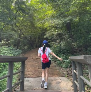 Jung Hye-sung Instagram - 체지방태우기 🎁 오전부터 내삶에좋은영향을 주는 이슬작가님과 플로깅하며 남산유산소 🤍🩵🤍 그리고 언니가 요즘 생각중인 브랜딩 이야기까지✨ 눈이 늘 총명하고 머리가 반짝이는 아이디어로 가득해 영감을 준다 나에게 건강한라이프를 알려주고 내장지방줄이고 건강하자!! 라고 말해주는 언니 매사에 긍정적이게 모든걸 감사하게여기는 감사하는삶❣️을 추구하며 나에게까지 영향을 주는 언니✨❣️ 2024도 재밌게 건강하게 살자언니 동생 하루야채량 챙겨준다고 휴롬으로 abc주스도 직접짜왔다 이런언니가 옆에있는것에 감사함을 또한번느끼는하루 아직 낮인데 만보를 거의 다채워버린 하루 다들 꽉차고 행복하고 건강한주말보내요