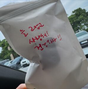 Jung Hye-sung Instagram - 체지방태우기 🎁 오전부터 내삶에좋은영향을 주는 이슬작가님과 플로깅하며 남산유산소 🤍🩵🤍 그리고 언니가 요즘 생각중인 브랜딩 이야기까지✨ 눈이 늘 총명하고 머리가 반짝이는 아이디어로 가득해 영감을 준다 나에게 건강한라이프를 알려주고 내장지방줄이고 건강하자!! 라고 말해주는 언니 매사에 긍정적이게 모든걸 감사하게여기는 감사하는삶❣️을 추구하며 나에게까지 영향을 주는 언니✨❣️ 2024도 재밌게 건강하게 살자언니 동생 하루야채량 챙겨준다고 휴롬으로 abc주스도 직접짜왔다 이런언니가 옆에있는것에 감사함을 또한번느끼는하루 아직 낮인데 만보를 거의 다채워버린 하루 다들 꽉차고 행복하고 건강한주말보내요