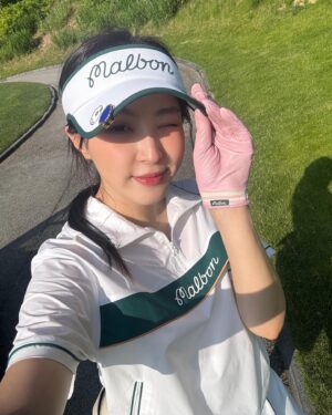 Jung Hye-sung Instagram - @malbongolf.kr 
말본 신상옷입고 좋은사람들과 즐거운 라운딩 🩵
옷과 골프를 좋아하는 나에게 최고의 선물 🎁
라베도 하고 보기14개 상도 받고 ❣️
여자보다 예쁜(?) 남자들 셋이랑🥊
@youngmi_0909  영미언니감사합니다