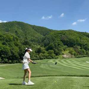 Jung Hye-sung Instagram - @malbongolf.kr 
말본 신상옷입고 좋은사람들과 즐거운 라운딩 🩵
옷과 골프를 좋아하는 나에게 최고의 선물 🎁
라베도 하고 보기14개 상도 받고 ❣️
여자보다 예쁜(?) 남자들 셋이랑🥊
@youngmi_0909  영미언니감사합니다