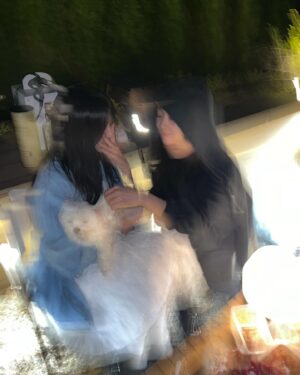 Jung Hye-sung Instagram - 내가 좋아하는 테라스에서 생파🩵🤍🩵
우리 유야는 오늘 쓰레기처리담당❣️
사랑하는 뽀야 유야 자매랑 즐거운시간 🩷
올해는 생파안하려고했눈데 조자매님들이 해줬따 🎁❣️
이히히 사랑해