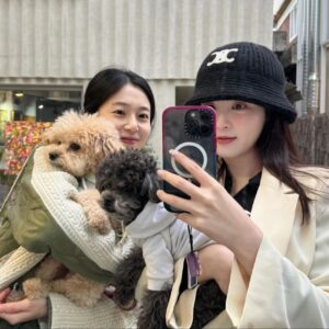 Jung Hye-sung Instagram - 사랑하는 지니언니랑 올해 첫데이트❣️
언니 우리 아직 한발 남았다🩵
하늘에 쏘지않기❣️🐈
10년동안 내옆에서 내편으로 응원해주는 천사언니 🤍