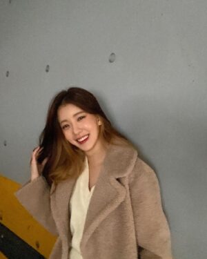 Jung In-sun Instagram - 오늘도 웃참실패🙃