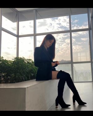 Jung In-sun Instagram - #너의_밤이_되어줄게 

🌙

제작발표회도 잘 마쳤어요👾
이제 곧 11월 7일, 윤주•선주로 만나러 갈게요-

함께 달려줘서 고마운 식구들,
조금만 더 함께 달려주어요👩🏻‍🤝‍👩🏼👫🏻👨🏼‍🤝‍👨🏻