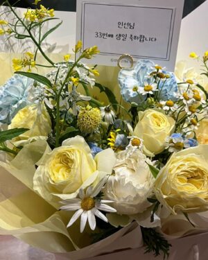Jung In-sun Instagram - HBD for me🙋🏻‍♀️

저에겐 일년에 한번, 태어나 잘 살아가기로 결심을 다지는 하루😋

4월 25일 축하해주신 모든 분들 감사드려요. 
덕분에 따뜻한 하루를 보냈어요.

오늘도 좋은 밤-🌝