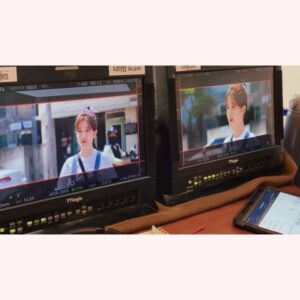 Jung In-sun Instagram - #너의밤이되어줄게 

2021년 7월은-
더위도 양갈래머리도 
노란선글라스도 뜀박질도 
내겐 아직 쉽지 않던 시절👾