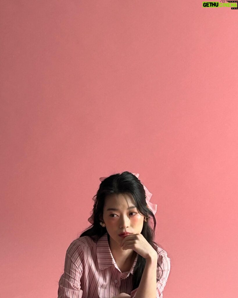 Jung Yi-seo Instagram - 🖤
