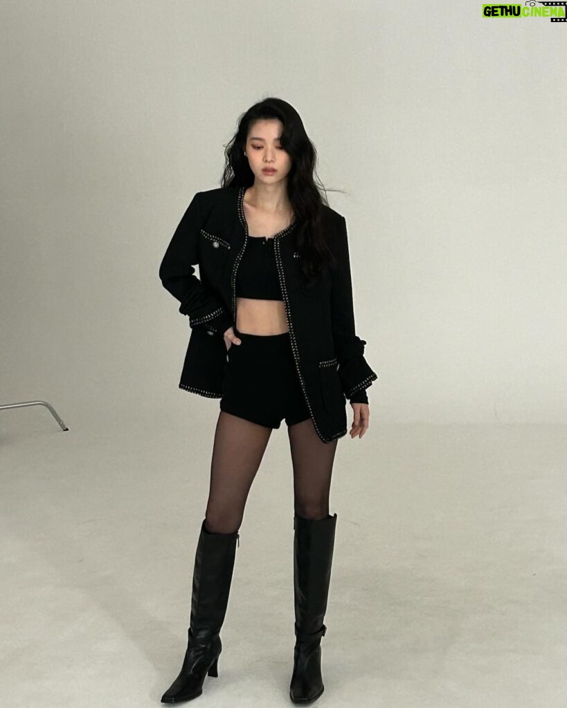 Jung Yi-seo Instagram - 🖤