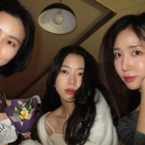 Jung Yi-seo Instagram - 👵🏻🫶🏻👵🏻