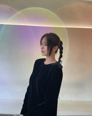 Jung Yoo-jin Instagram - 🖤