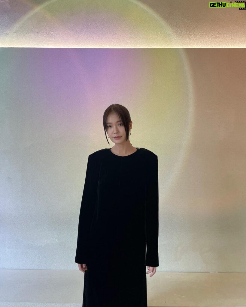 Jung Yoo-jin Instagram - 🖤