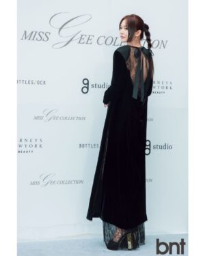 Jung Yoo-jin Instagram - 🖤