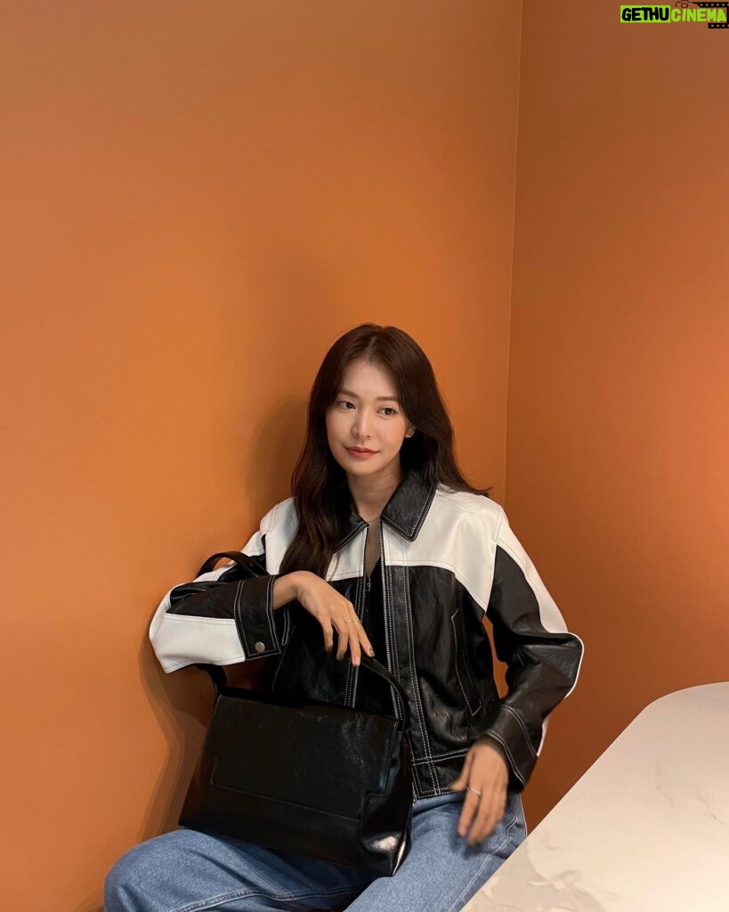 Jung Yoo-jin Instagram - 좋은 주말 보내세요🧡