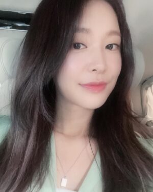 Jung Yoo-jin Instagram - 행복한 주말 보내세요💚 #haveagoodweekend 🤍