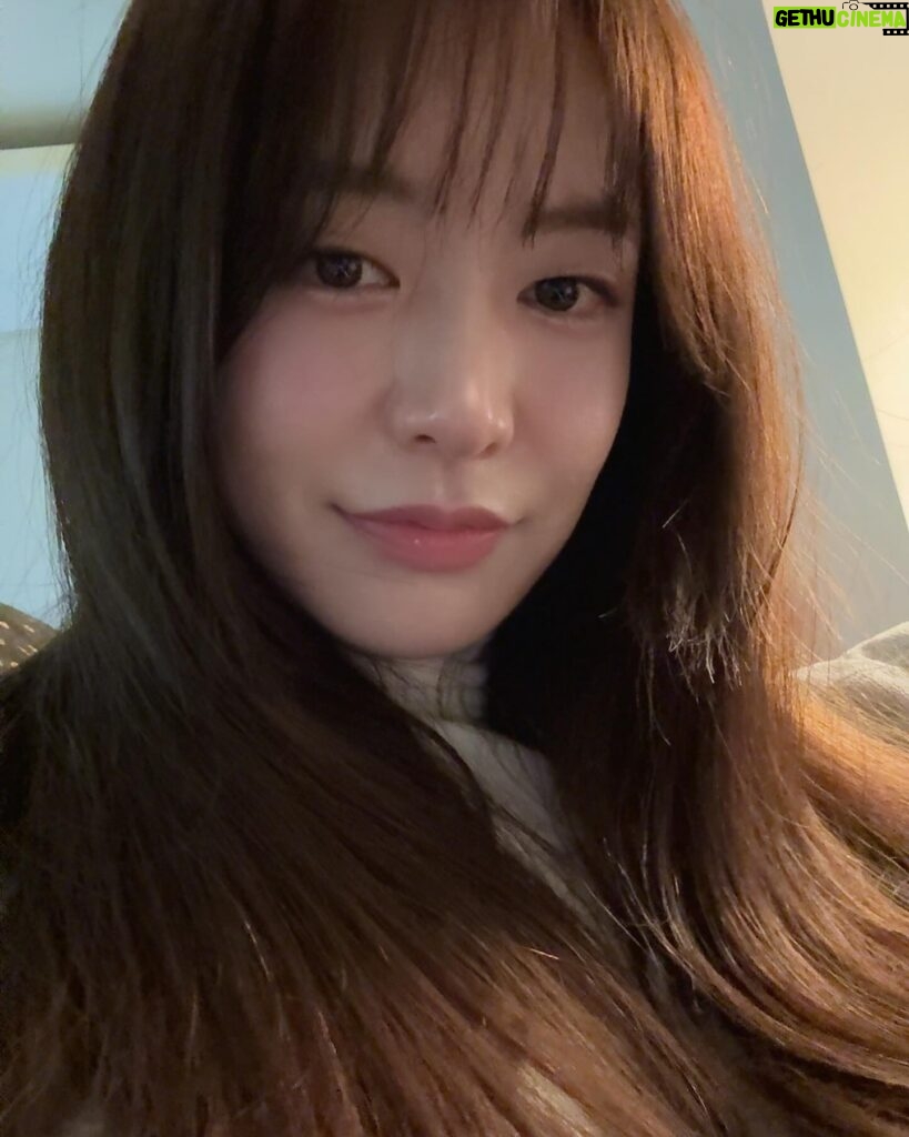 Jung Yoo-jin Instagram - Merry Christmas!🥰❣️ I hope you have a wonderful X-mas 🎄 Love you💕