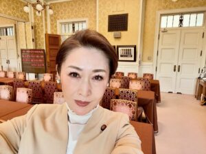 Junko Mihara Instagram - 本日の本会議､､､経済安保法の成立、そして育児・介護休業法の審議入りとなりました。法案成立に向けて邁進するのみ。