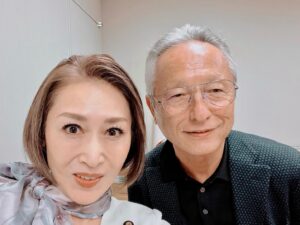 Junko Mihara Instagram - プロのレーシングドライバーを目指す女子❗️この指とまれ👍それがKYOJO-CUPです。
レジェンドのレーシングドライバーの関谷正徳さんと。