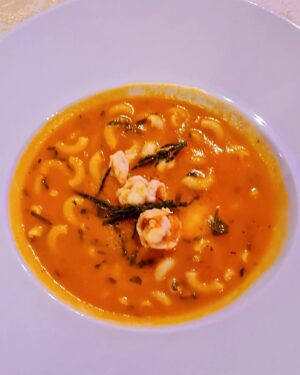 Justa Nobre Instagram - Chef Justa Nobre assina a cozinha do novo projeto de eventos e enoturismo da Quinta do Sampayo 🍷

A menos de uma hora de Lisboa, a Quinta do Sampayo fica em Vale da Pinta, junto ao Cartaxo, na região demarcada dos Vinhos do Tejo

E neste dia de apresentação das novidades a convidados especiais e à comunicação social, para além dos aperitivos da Chef Justa servidos na adega, incluindo a sua emblemática Sopa de Santola servida aqui numa chávena de café, provámos igualmente, num delicioso almoço, sempre cheio de sabor:

- Sopa de Robalo, com massinhas e camarões

- Bochechas de Porco a baixa temperatura, com especiarias, e acompanhadas de um salteado de batata-doce com linguiça e couve

- e as icónicas Farófias do “Nobre”

Tudo harmonizado com os novos Colheita de 2023 da Quinta do Sampayo, enologia de Marco Crespo – um branco de perfil cítrico (Arinto e Fernão Pires) e um tinto redondo e macio (Touriga Nacional, Castelão e Syrah)

E, depois, ainda houve Champagne para o brinde final!

@chef_justanobre 

@qta_do_sampayo 

#chef #justanobre #chefjustanobre #chefjusta #onobre #onobrebychefjustanobre #meetthechef #quintadosampayo #cartaxo #tejo #tejowines #vinhosdotejo 

#mesadochef #raullufinha