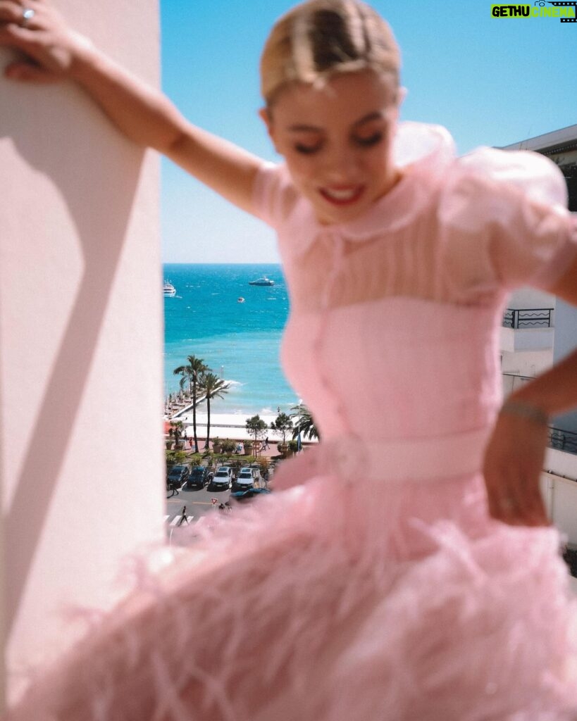 Justina Bustos Instagram - 77ª edición del Festival de Cannes con @campariarg #CampariCinema #WeAreCinema #Cannes2024 #EnjoyResponsibly @verodelacanal @rickysarkany @floboskis.stad Beber con moderación, prohibida su venta a menores de 18 años