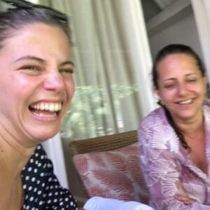 Justina Bustos Instagram - 3 años y 5 meses de quedarme varada en una isla del Océano Índico. Este mes de abril el día 20 y 23 voy a estar compartiendo mi documental “Sola en el paraíso” en el festival BAFICI. Opera prima que dirigí junto a @vikicomu y producimos junto @comunidad.orsai @casciari @joaco_mborchex @javierfurgang . Que emoción poder compartir esta historia.

En el docu actuamos con: @mariano.saborido @moseinconora @camilosicamilo 

Gracias los 938 socios productores que apostaron al documental (los espero en las salas) 
Gracias infinitas a toda mi familia, amigos, gente por acompañarme en este proceso.

@monigdi te agradezco infinitamente por todo. 

 LAS ENTRADAS SALEN A LA VENTA MAÑANA, MARTES 9 de abril. (Mañana subo el link)
