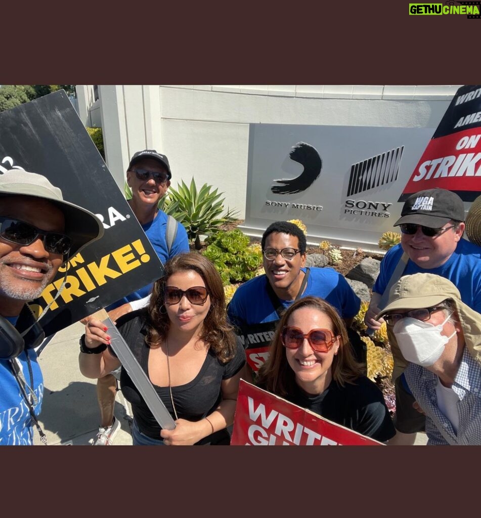 Justina Machado Instagram - We had a little Odaat reunion today at Sony!! Saw other fellow artists out there too!! It’s hot out there!! Stay hydrated !! @sagaftra 💪🏽💪🏽 fighting for what we deserve!! Happy Tuesday mi Gente ♥️♥️