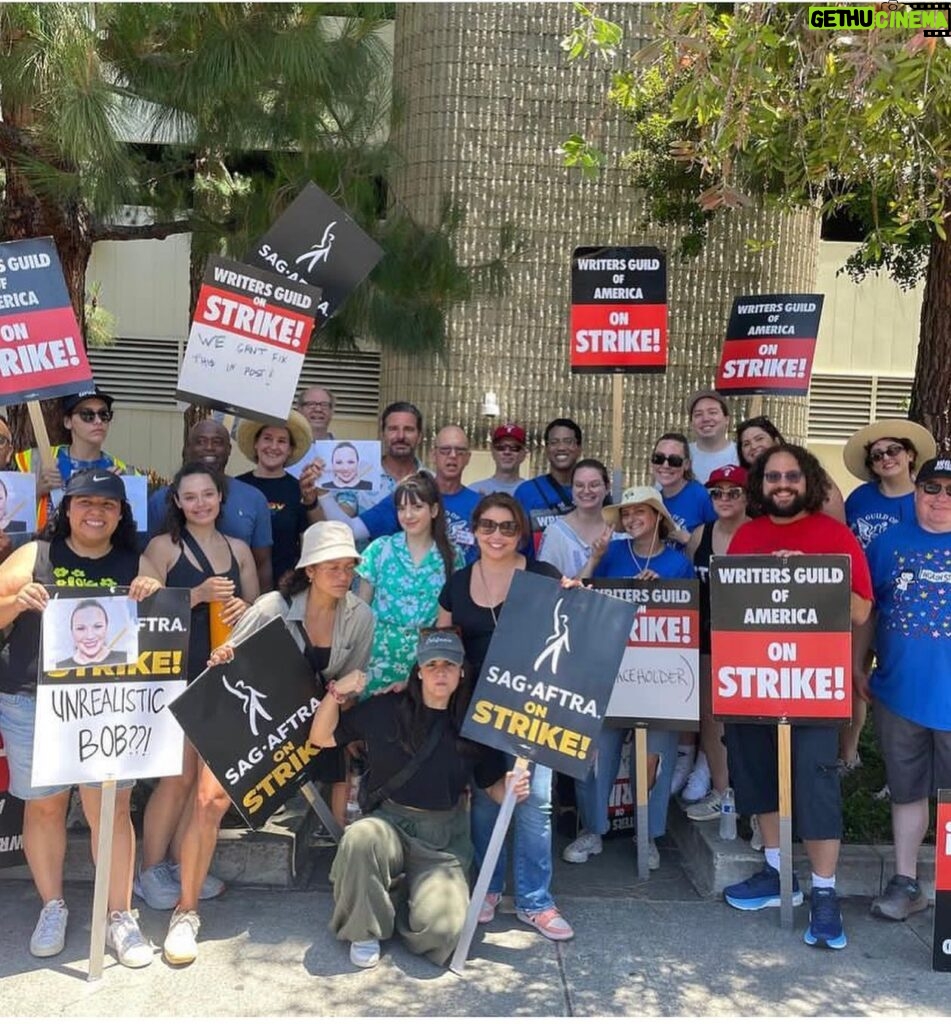 Justina Machado Instagram - We had a little Odaat reunion today at Sony!! Saw other fellow artists out there too!! It’s hot out there!! Stay hydrated !! @sagaftra 💪🏽💪🏽 fighting for what we deserve!! Happy Tuesday mi Gente ♥️♥️