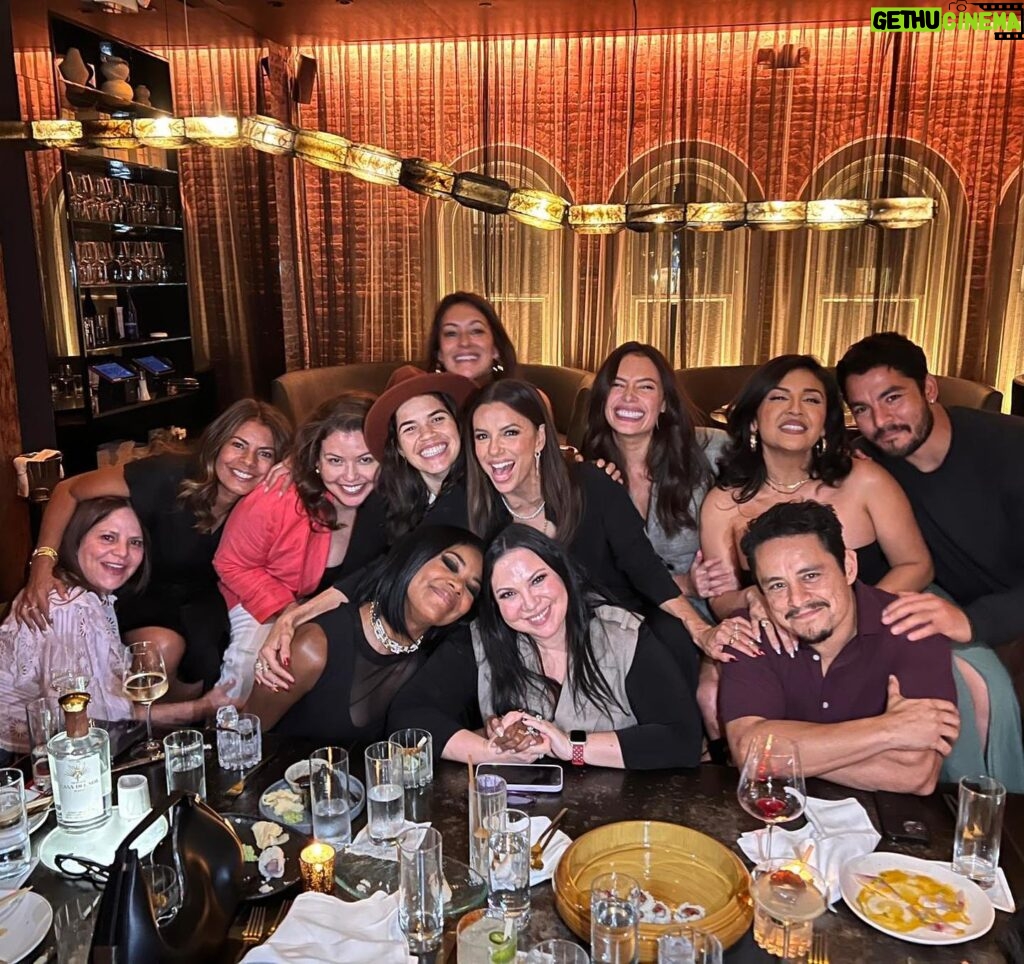 Justina Machado Instagram - Unexpected beautiful evening in NYC with the LA crew ♥️♥️♥️ I love these people . Happy Wednesday mi Gente 💕💕💕