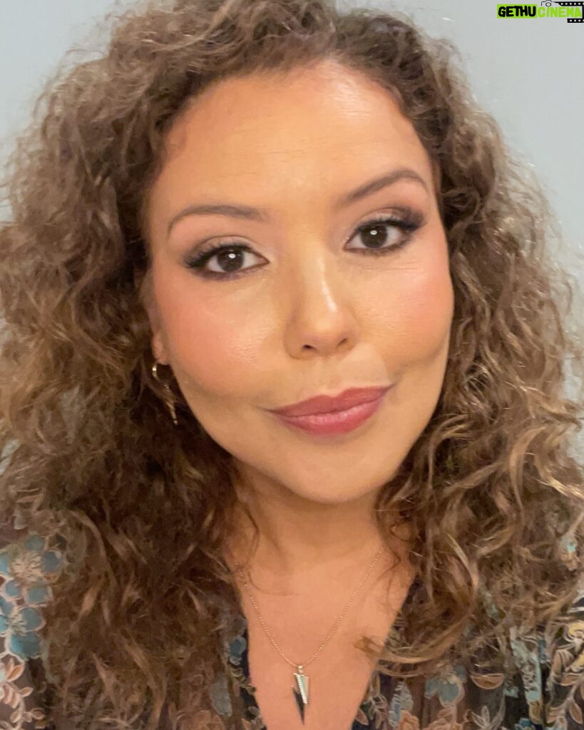 Justina Machado Instagram - Early morning interview with @tamronhallshow!! Love her!! Makeup by my number one @mariedelprete Hair by me 😜 Happy Wednesday mi Gente