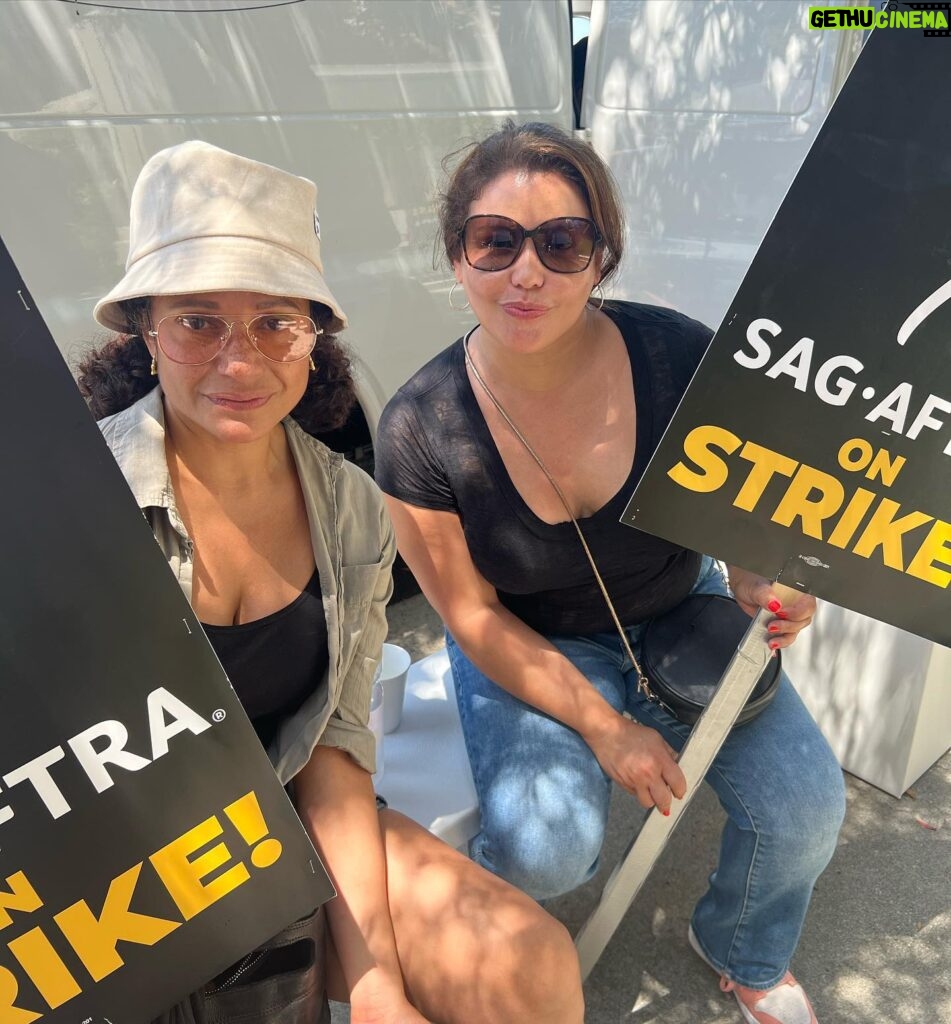 Justina Machado Instagram - We had a little Odaat reunion today at Sony!! Saw other fellow artists out there too!! It’s hot out there!! Stay hydrated !! @sagaftra 💪🏽💪🏽 fighting for what we deserve!! Happy Tuesday mi Gente ♥️♥️