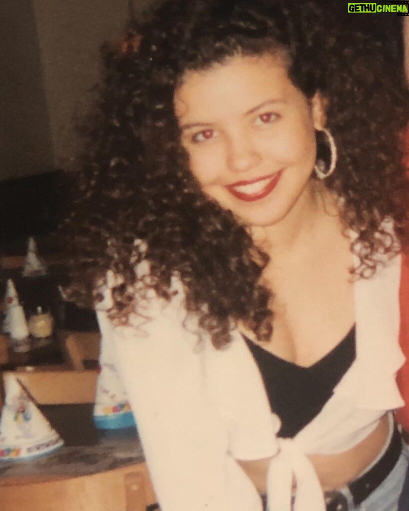 Justina Machado Instagram - Crop tops and the 90’s go hand in hand. Happy Friday mi Gente♥️😜